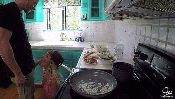 Olgun güzeli mutfakta yemek hazırlarken sikiyor